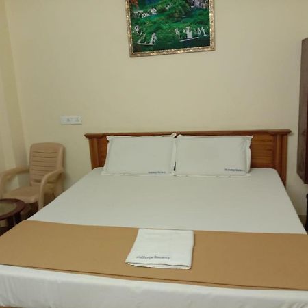 Shubhanga Residency Hotel Шрикалахащи Екстериор снимка